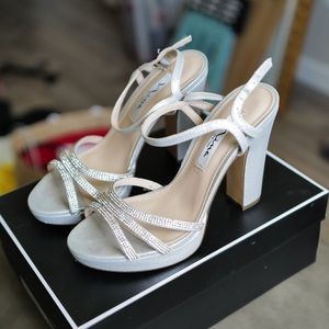 Nina Saralyn True Silver Pump Size 7
